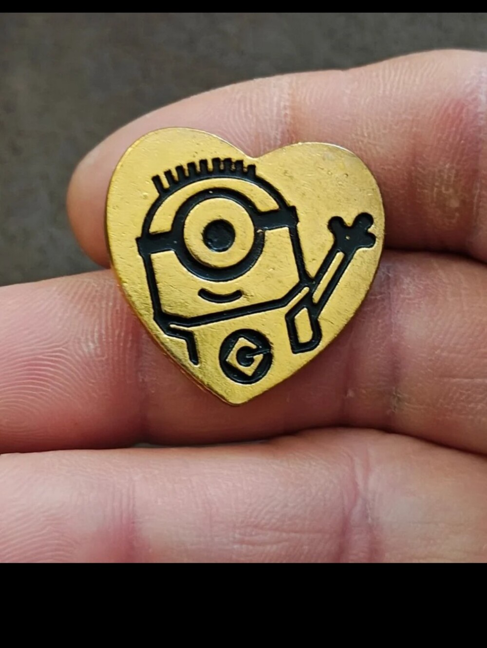 2014 Universal Studios "Variety-The Children's Charity" Gold Heart Minion Pin
